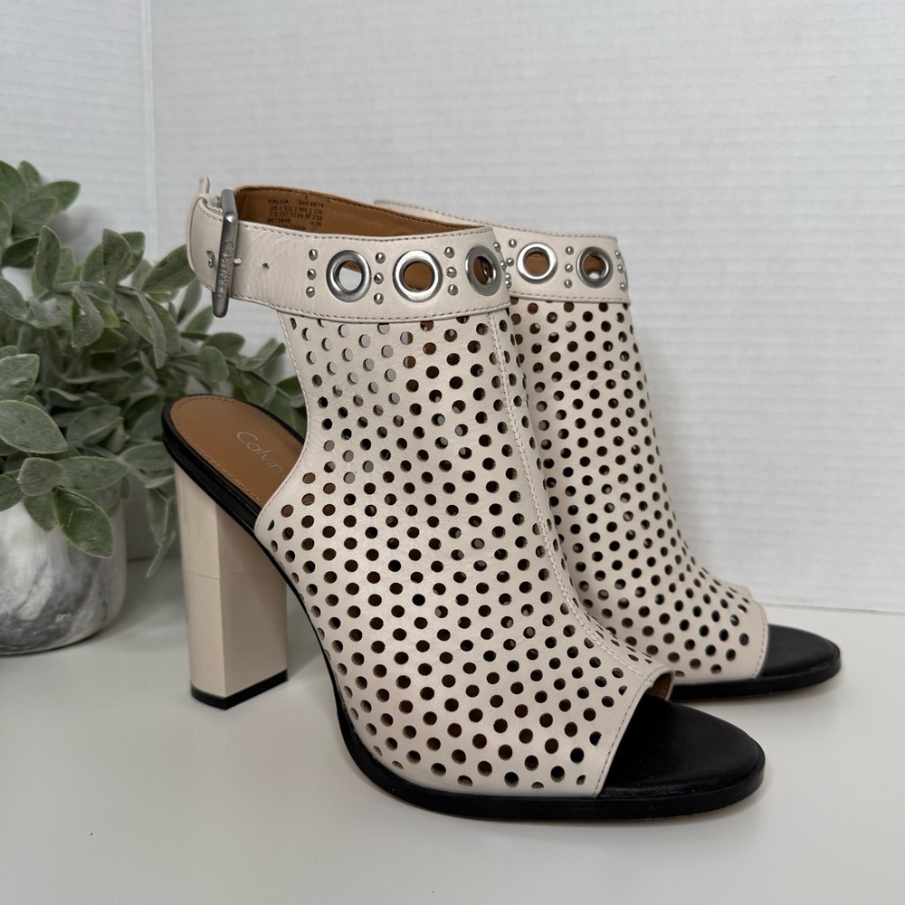 Calvin Klein Kalua Womens Ivory Peep Toe Block Heel Sandals Size 7.5 Streetwear